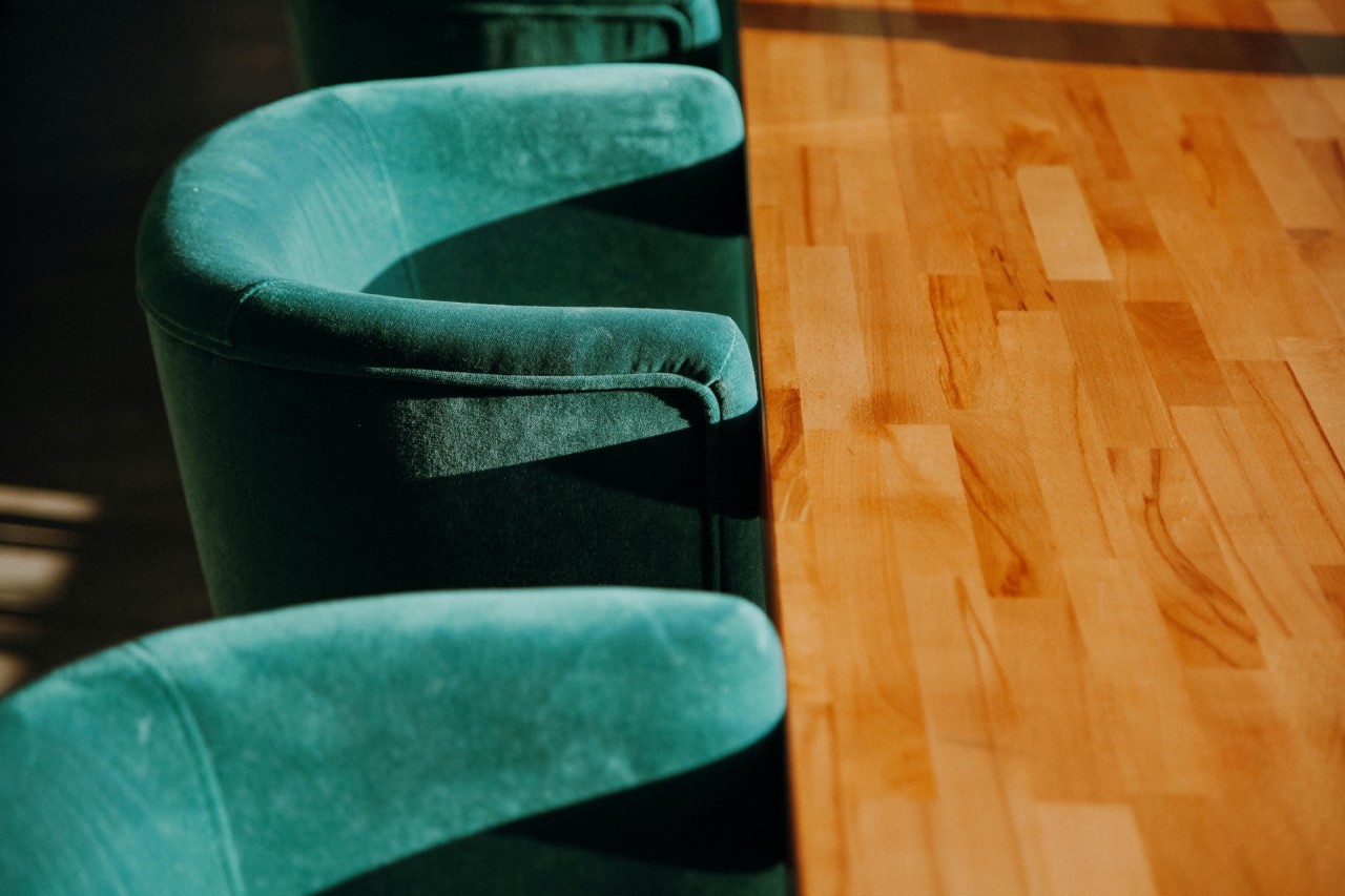 Green-chair-meeting